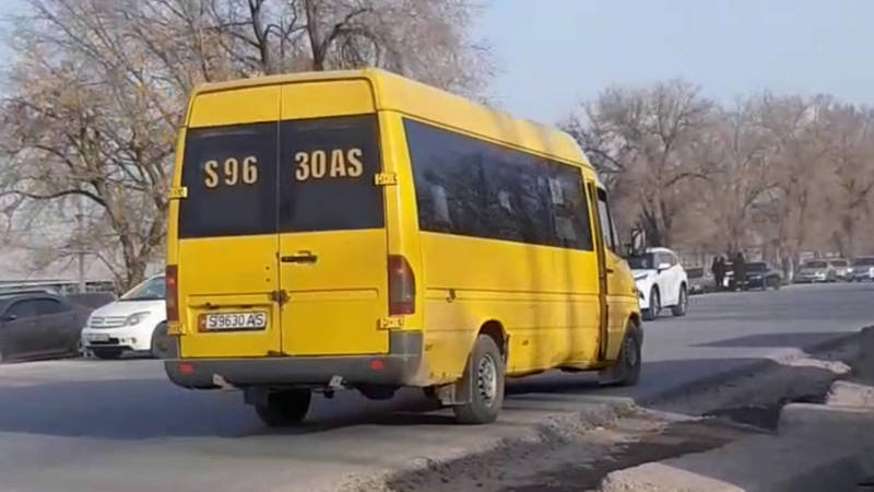 Возле авторынка машины массово едут по встречке. Видео