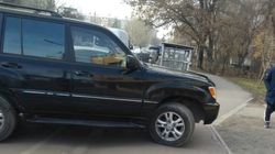 Lexus LX 470, у которого 61,5 тыс. сомов штрафов, припаркован на тротуаре. Фото