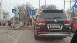 Lexus LX 570 припаркован на месте для инвалидов. Фото