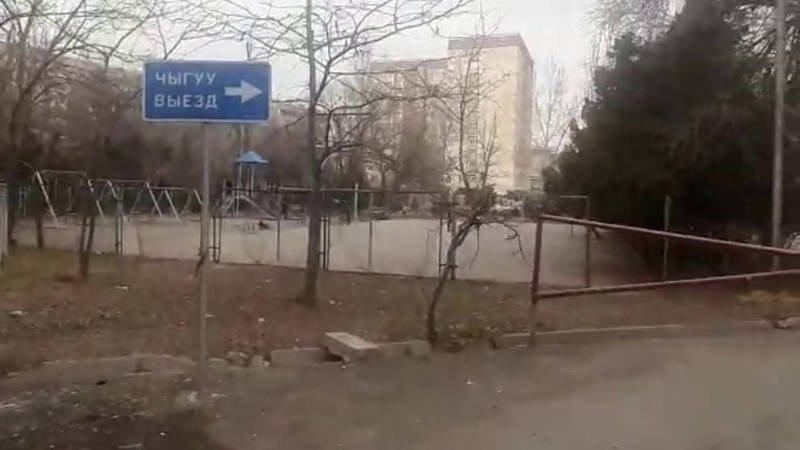 Законно ли закрыли выезд с парковки возле «Беты Сторес 2»? Видео