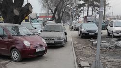 Возле СТО «Тулпар» тротуар и велодорожка заставлены машинами и завалены автохламом. Фото