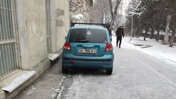 На тротуаре на Айтматова устроили стихийную парковку. Фото