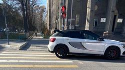 На Тоголок Молдо водители паркуются в неположенном месте. Фото