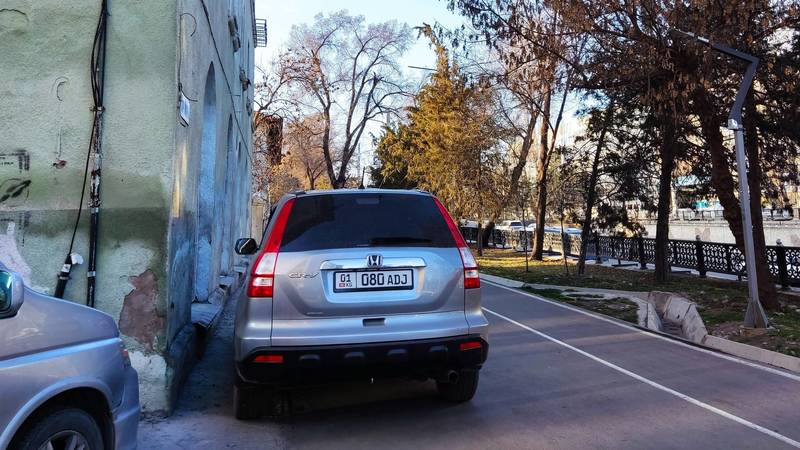 «Хонда» припаркована на тротуаре на Айматова. Фото