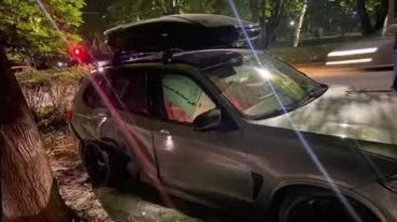 BMW X5 слетела с дороги. Видео с места аварии