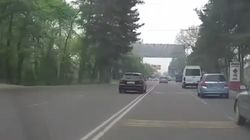 «Хонда» объезжает шумовые полосы, выезжая на встречку. Видео