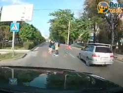 В Бишкеке на пешеходном переходе сбили ребенка