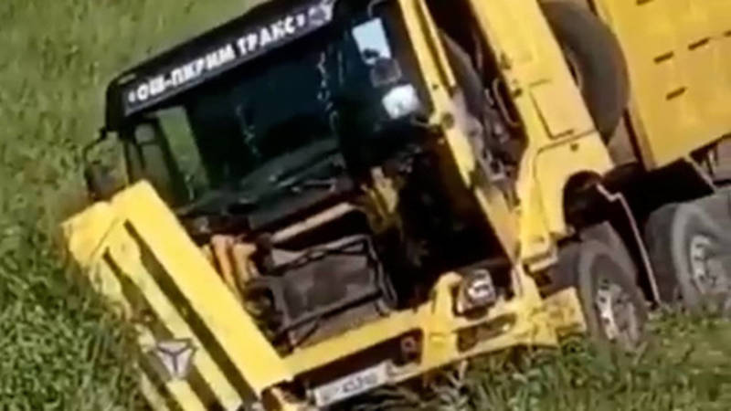 В Оше КамАЗ врезался в бусик, а Хово съехала с дороги. Видео