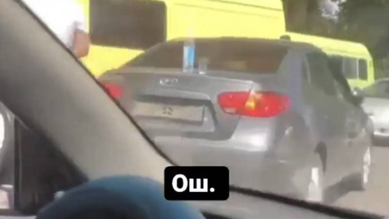 В Оше столкнулись две легковушки. Видео с места аварии