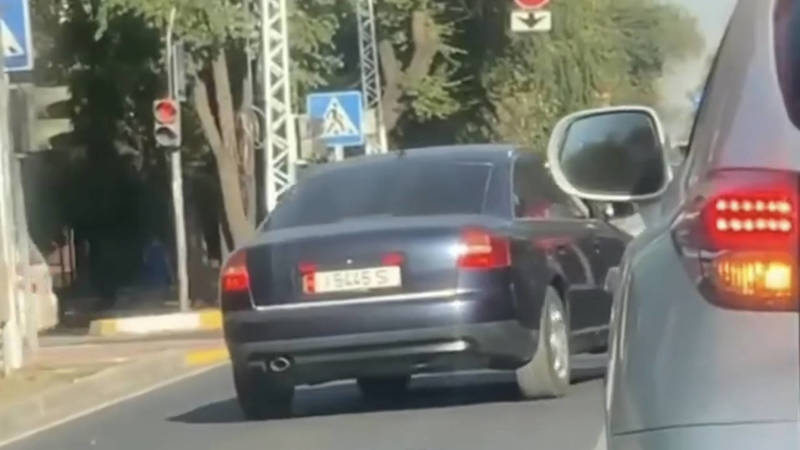 «Ауди» с номерами от Lexus GX 470 едет по встречке. Видео