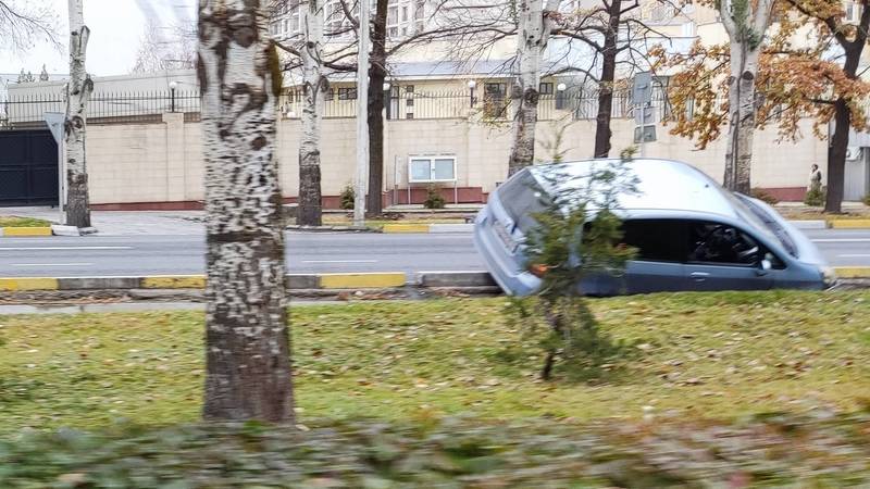Напротив посольства Казахстана «Фит» залетел в арык. Фото