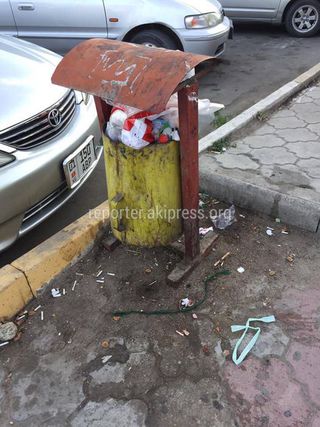 В Чолпон-Ате в разгар турсезона грязные урны