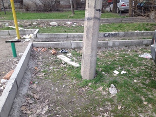 Антисанитария во дворе на Тоголок Молдо-Киевская <b><i> (фото) </i></b>