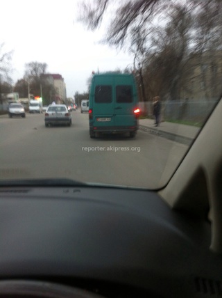 Читатель прислал фото нарушителей: «26 марта утром поворот со второй полосы без включения сигнала поворота. Другая маршрутка - высадка пассажиров прямо на перекрестке Киевская-Манаса. Далее высадка или посадка прямо на перекрестке, на зебре, по фото видно как другие его объезжают выезжая при этом на встречную полосу. Еще не указан госномер объемными буквами и цифрами на кузове (обычно на задних окнах). Госномер S6888AA.»