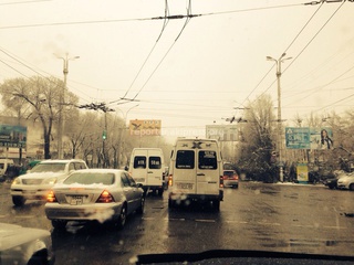 Читатель прислал фото, сделанное около 8 утра 2 апреля (S0212AE) на Манаса-Ахунбаева.