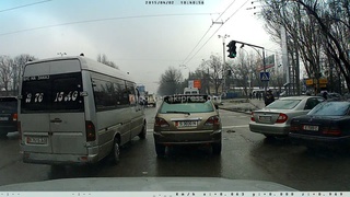 Читатель написал: «Как реагируют гаишники на нарушения бусов? Высадил пешехода прямо на дорогу, повернул со второго ряда, чуть не сбил пешехода - а гаишникам хот-бы что? 2 апреля.»