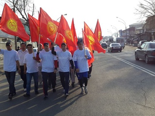В Оше в честь Всемирного дня здоровья прошел пеший марш объединения сотрудников клинических больниц, - читатель <b><i> (фото) </i></b>