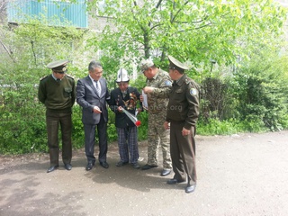 В Оше сотрудники МЧС поздравили участника Сталинградской битвы 93-летнего К.Сатыбалдиева , - сосед <b><i>(фото)</i></b>