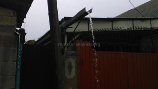 Столб в переулке Ижевский представляет угрозу, просим принять меры, - читатель <b><i>(фото)</i></b> Столб в переулке Ижевский представляет угрозу, просим принять меры, - читатель <b><i>(фото)</i></b>