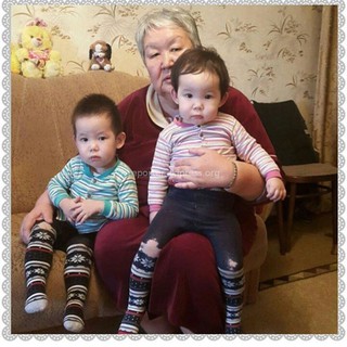 Сироты-двойняшки получают соцпособие по 2000 сомов в месяц на каждого, так как их мама не имела трудового стажа, - Управление соцразвития