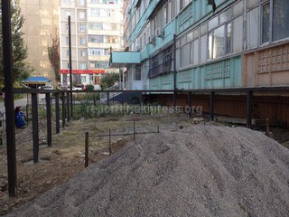 В архиве Бишкекглавархитектуры отсутствуют разрешительные документы на пристройку к жилому дому №36 в мкр Тунгуч