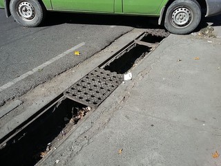 Открытые ямы на парковке по проспекту Манаса создают опасность, - автолюбитель <i>(фото)</i>