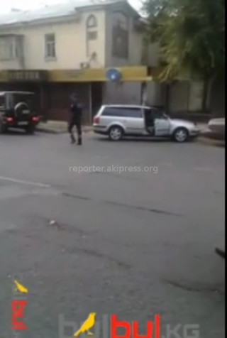 Инспектор ДПС отпустил водителей, которые ехали по противоположной стороне по улице с односторонним движением, - читатель <b><i>(видео)</i></b>