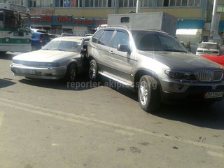 В районе Ошского рынка произошло ДТП с участием BMW X5, - очевидец <b><i>(фото)</i></b>
