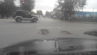 В городе Токтогул ведутся ремонтные работы на автодорогах, - читатель (фото)