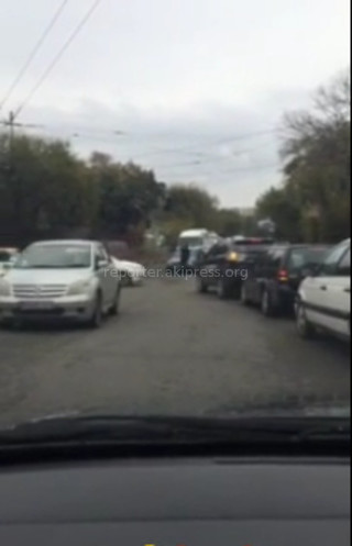 Автолюбитель благодарит парня, регулировавшего движение на пересечении улиц Льва Толстого-Молодая Гвардия <b><i>(видео)</i></b>