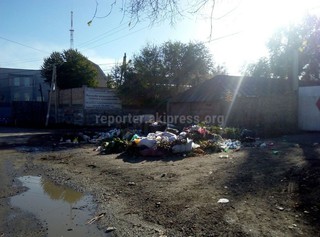 По улице Куренкеева куча мусора увеличивается с каждым днем, - житель (фото)