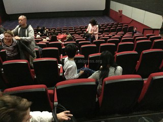 В кинозал «Космопарка» впустили женщин с детьми на фильм ужасов, хотя на сайте «Синематики» на этом фильме стоит метка «16+», - читатель <b><i>(фото)</i></b>