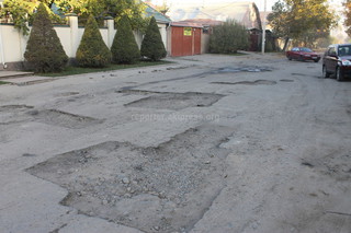 Нижнюю часть улицы Исанова подготовили для ямочного ремонта и забыли залатать дорогу, - горожанин <b><i>(фото)</i></b>