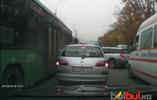 Водители троллейбуса №11 и автобуса №42 поехали по встречной полосе, нарушая ПДД, - читатель <b><i>(видео)</i></b>