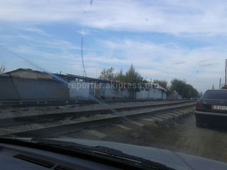 Законно ли построены дома в Оше рядом с железной дорогой? - горожанин <b><i>(фото)</i></b>