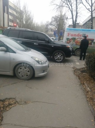 Читатель просит принять меры в отношении владельца авто, который припарковался на пешеходном переходе