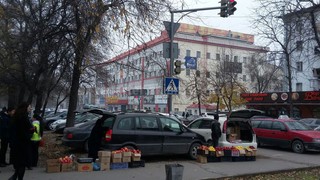 Возле ТЦ «Мега Комфорт» в Бишкеке днем из-за пробок невозможно проехать, - читатель <b><i>(фото)</i></b>