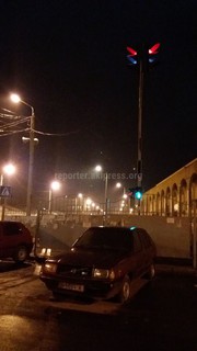 Читатель просит проверить автомашину, которая длительное время стоит на пересечении улиц Кулиева-Киевская (фото)