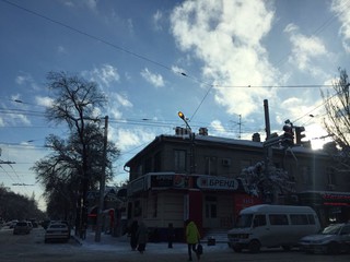 По улице Байтик Баатыра в дневное время горели фонари <b><i>(фото)</i></b>