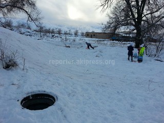 Житель Кара-Балты просит закрыть люки в квартале Западный <b><i>(фото)</i></b>