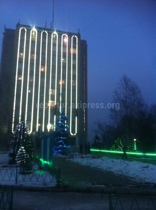 Ленинский акимиат Бишкека украсил прилегающую территорию к Новому году, - читатель (фото)