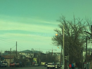 По улице Панфилова днем горят фонари ночного освещения, - читатель (фото)