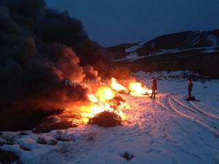 На выезде из Байтика группа людей сжигает кабель для получения меди, клубы ядовитого дыма распространились по всей округе, - читатель <b><i>(фото)</i></b>