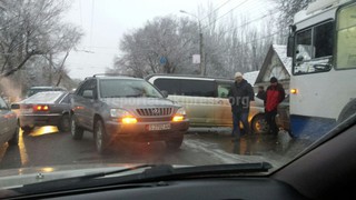 Из-за аварии на улице Л.Толстого образовался затор, - очевидец <b><i>(фото)</i></b>