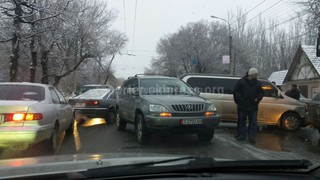 Из-за аварии на ул.Л.Толстого образовался затор, машины объезжали место ДТП по тротуару <i>(видео)</i>