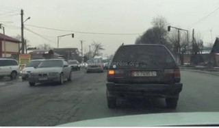 На повороте в жилмассив Ала-Тоо уже восьмой день не работает светофор, - читатель (фото)