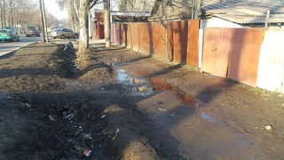 Бишкекчанин жалуется на состояние тротуара по улице Абдрахманова (фото)