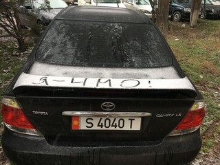На улице Жумабека автолюбитель припарковал авто на зеленом участке между проезжей дорогой и тротуаром (фото)