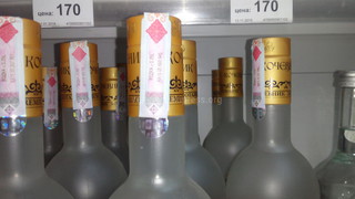 В магазинах Оша продается водка ряда торговых марок, приклеенная акцизная марка на которых не соответствует емкости тары