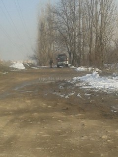 В выходные дни автолюбители моют свои автомашины вдоль речки в районе Аламедин-1 <i>(фото)</i> В выходные дни автолюбители моют свои автомашины вдоль речки в районе Аламедин-1 <i>(фото)</i>